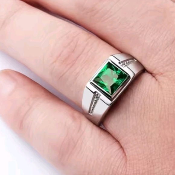 Men's Stunning Silver Band with Emerald Green Stone Sz 12